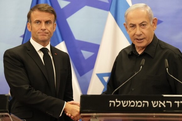 Macron e Netanyahu si stringono la mano