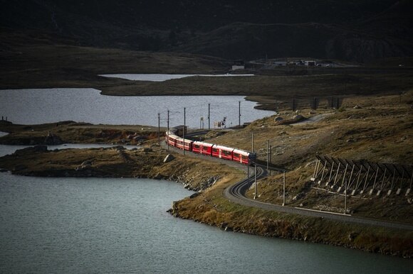 treno in riva a un lago