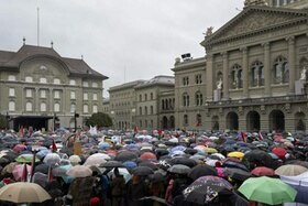 Manifestazione sotto la pioggia a Berna il 4 novembre 2023. 