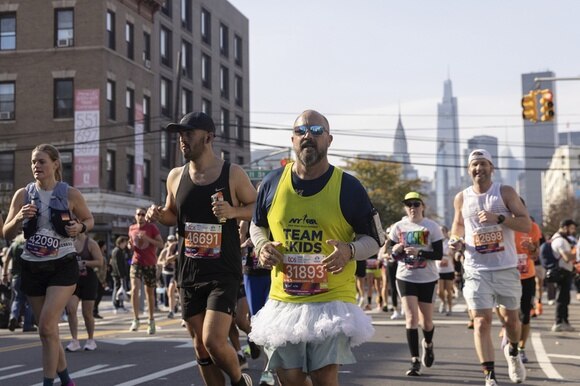 gente che corre alla maratona di new york